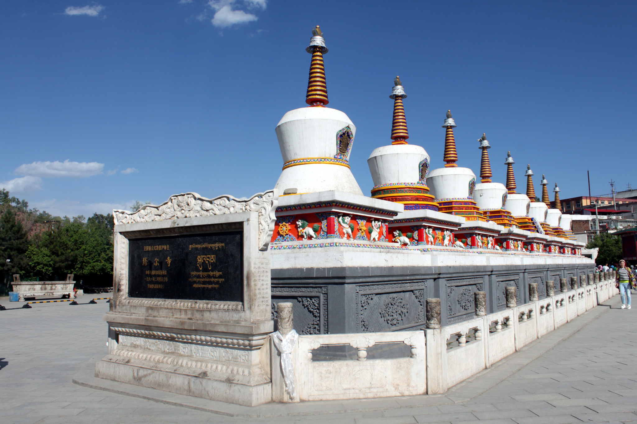 【携程攻略】青海塔尔寺景点,塔尔寺美得惊人 ，藏传佛教卍的建筑色彩与构图，第二张屋顶上是真的…